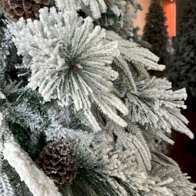 დათოვლილი ნაძვის ხე ფიჭვის გირჩებით 210 სმ - ZK02